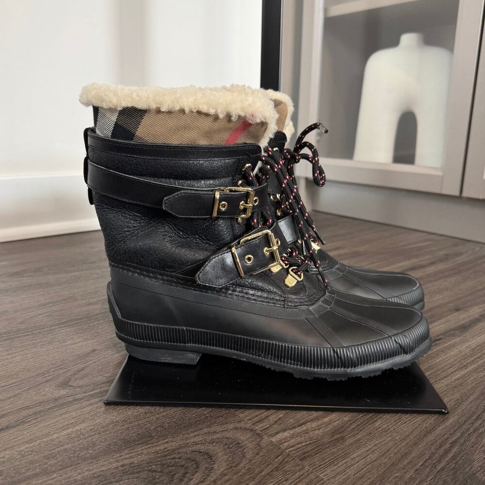Burberry Windmere Boots Black Buckle Nova Check Shearling Trim Duck Booties 40